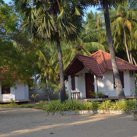 Nirukthie Beach Resort & Restaurant Калпітія Екстер'єр фото